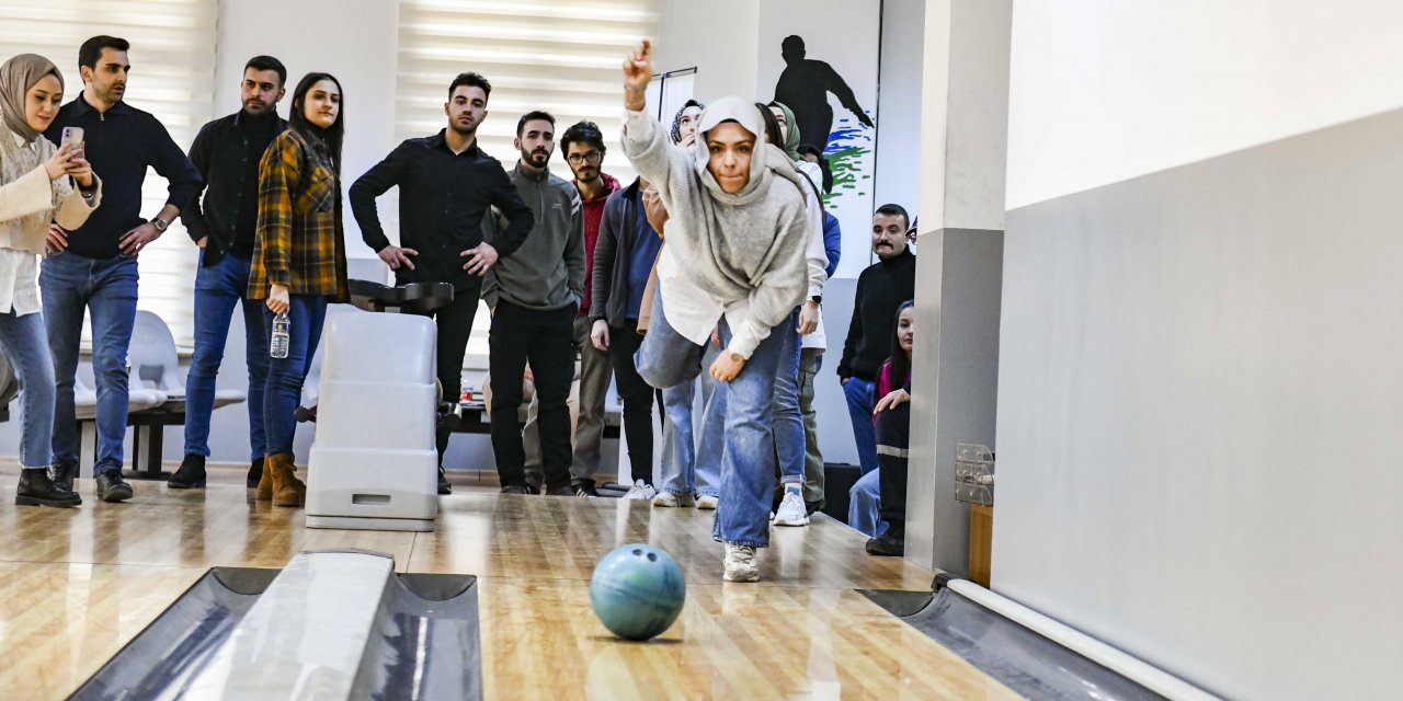 Üniversiteli gençler bowling turnuvasında buluştu